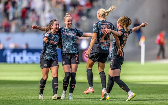 GER, Frankfurt, Eintracht Frankfurt vs FC Bayern München, Google Pixel Bundesliga, Fussball, DFB, Spielzeit 2024 2025, Deutsche-Bank-Park, 19. Spieltag, im Bild: Pernille Harder (FC Bayern München Frauen 21) erzielt das Tor zum 3:0 und jubelt mit dem Team DFB DFL REGULATIONS PROHIBIT ANY USE OF PHOTOGRAPHS AS IMAGE SEQUENCES AND OR QUASI-VIDEO, 12.04.2025, Copyright: HMBxMedia HendrikxHamelau