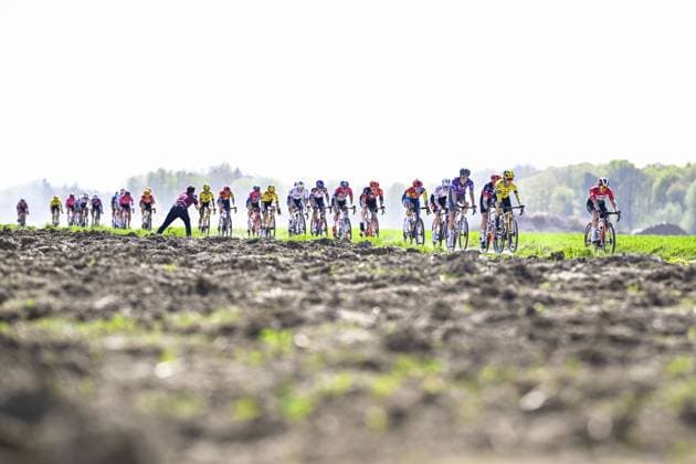 Sport Bilder des Tages a pack of riders pictured in action during the women s race of the Paris-Roubaix one day cycling race, 148,5 km from Denain to Roubaix, France, on Saturday 12 April 2025. JASPERxJACOBS  x120616486x