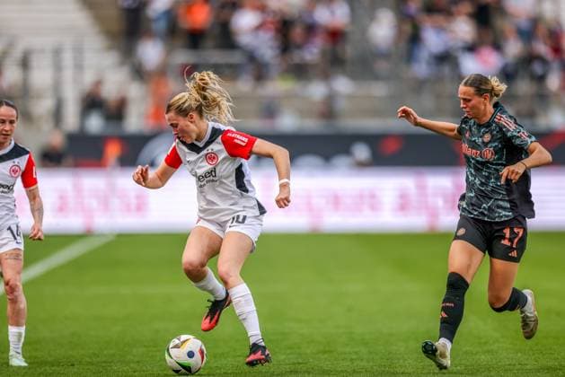 GER, Frankfurt, Eintracht Frankfurt vs FC Bayern München, Google Pixel Bundesliga, Fussball, DFB, Spielzeit 2024 2025, Deutsche-Bank-Park, 19. Spieltag, im Bild v.l.: Laura Freigang (Eintracht Frankfurt Frauen 10), Klara Bühl (FC Bayern München Frauen 17) DFB DFL REGULATIONS PROHIBIT ANY USE OF PHOTOGRAPHS AS IMAGE SEQUENCES AND OR QUASI-VIDEO, 12.04.2025, Copyright: HMBxMedia HendrikxHamelau