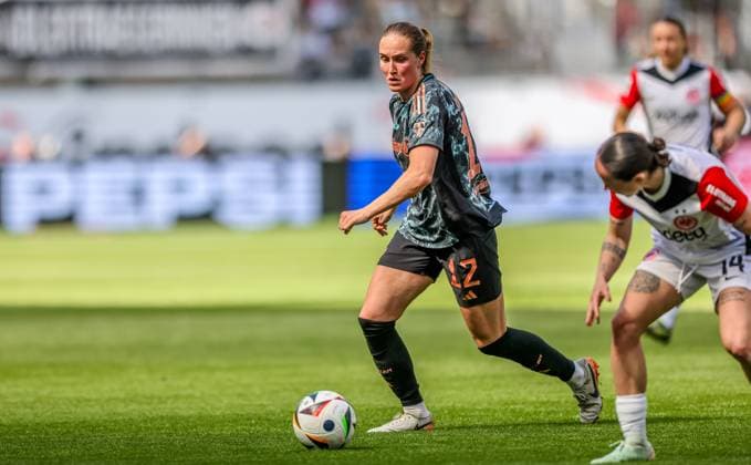 GER, Frankfurt, Eintracht Frankfurt vs FC Bayern München, Google Pixel Bundesliga, Fussball, DFB, Spielzeit 2024 2025, Deutsche-Bank-Park, 19. Spieltag, im Bild: Sydney Lohmann (FC Bayern München Frauen 12) DFB DFL REGULATIONS PROHIBIT ANY USE OF PHOTOGRAPHS AS IMAGE SEQUENCES AND OR QUASI-VIDEO, 12.04.2025, Copyright: HMBxMedia HendrikxHamelau
