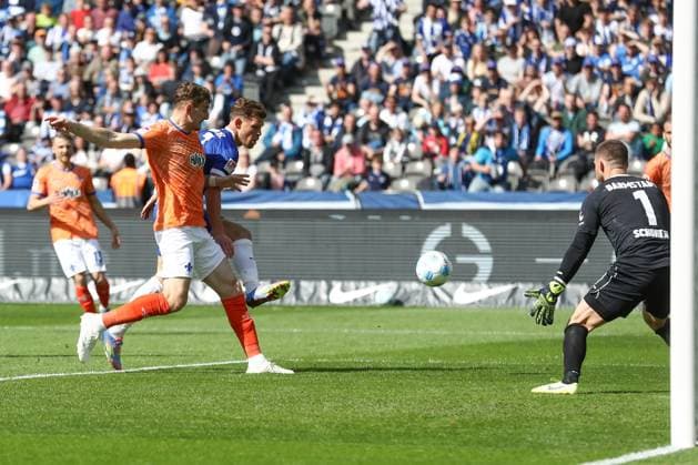 12.04.2025, xtgx, Fussball - 2.Bundesliga, Hertha BSC Berlin - SV Darmstadt 98 emspor, v.l. Marcel Schuhen (Darmstadt, 1) haält den Torschuss, schiesst den Ball aufs Tor, Schuss von Florian Niederlechner (Hertha, 7) (DFL DFB REGULATIONS PROHIBIT ANY USE OF PHOTOGRAPHS as IMAGE SEQUENCES and or QUASI-VIDEO) Berlin