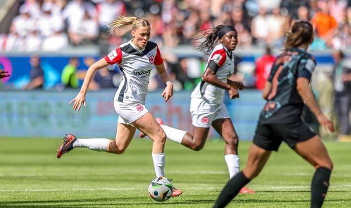 GER, Frankfurt, Eintracht Frankfurt vs FC Bayern München, Google Pixel Bundesliga, Fussball, DFB, Spielzeit 2024 2025, Deutsche-Bank-Park, 19. Spieltag, im Bild v.l.: Laura Freigang (Eintracht Frankfurt Frauen 10), Nicole Anyomi (Eintracht Frankfurt Frauen 19) DFB DFL REGULATIONS PROHIBIT ANY USE OF PHOTOGRAPHS AS IMAGE SEQUENCES AND OR QUASI-VIDEO, 12.04.2025, Copyright: HMBxMedia HendrikxHamelau
