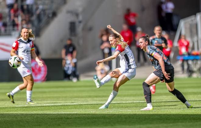 GER, Frankfurt, Eintracht Frankfurt vs FC Bayern München, Google Pixel Bundesliga, Fussball, DFB, Spielzeit 2024 2025, Deutsche-Bank-Park, 19. Spieltag, im Bild v.l.: Lara Prasnikar (Eintracht Frankfurt Frauen 7), Sarah Zadrazil (FC Bayern München Frauen 25) DFB DFL REGULATIONS PROHIBIT ANY USE OF PHOTOGRAPHS AS IMAGE SEQUENCES AND OR QUASI-VIDEO, 12.04.2025, Copyright: HMBxMedia HendrikxHamelau