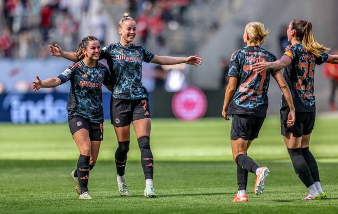GER, Frankfurt, Eintracht Frankfurt vs FC Bayern München, Google Pixel Bundesliga, Fussball, DFB, Spielzeit 2024 2025, Deutsche-Bank-Park, 19. Spieltag, im Bild: Pernille Harder (FC Bayern München Frauen 21) erzielt das Tor zum 3:0 und jubelt mit dem Team DFB DFL REGULATIONS PROHIBIT ANY USE OF PHOTOGRAPHS AS IMAGE SEQUENCES AND OR QUASI-VIDEO, 12.04.2025, Copyright: HMBxMedia HendrikxHamelau