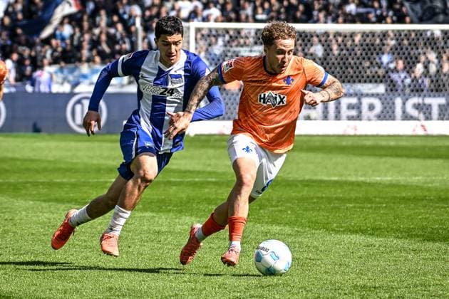 Fussball 2.Bundesliga, Hertha BSC Berlin - SV Darmstadt 98 12.04.2025, xdanx, Fussball 2.Bundesliga, Hertha BSC Berlin - SV Darmstadt 98 v.l. Ibrahim Maza (Hertha BSC), Luca Marseiler (SV Darmstadt 98) Zweikampf, Duell, Kampf, tackle (DFL DFB REGULATIONS PROHIBIT ANY USE OF PHOTOGRAPHS as IMAGE SEQUENCES and or QUASI-VIDEO) Daniel Lakomski Mix1Press Berlin Olympiastadion Berlin Deutschland (DEU)