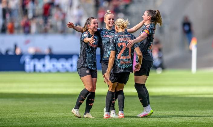 GER, Frankfurt, Eintracht Frankfurt vs FC Bayern München, Google Pixel Bundesliga, Fussball, DFB, Spielzeit 2024 2025, Deutsche-Bank-Park, 19. Spieltag, im Bild: Pernille Harder (FC Bayern München Frauen 21) erzielt das Tor zum 3:0 und jubelt mit dem Team DFB DFL REGULATIONS PROHIBIT ANY USE OF PHOTOGRAPHS AS IMAGE SEQUENCES AND OR QUASI-VIDEO, 12.04.2025, Copyright: HMBxMedia HendrikxHamelau