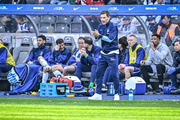 Fussball 2.Bundesliga, Hertha BSC Berlin - SV Darmstadt 98 12.04.2025, xdanx, Fussball 2.Bundesliga, Hertha BSC Berlin - SV Darmstadt 98 v.l. Stefan Leitl (Hertha BSC Trainer) gibt Anweisungen, gestikuliert mit den Armen, gesticulate, gives instructions (DFL DFB REGULATIONS PROHIBIT ANY USE OF PHOTOGRAPHS as IMAGE SEQUENCES and or QUASI-VIDEO) Daniel Lakomski Mix1Press Berlin Olympiastadion Berlin Deutschland (DEU)