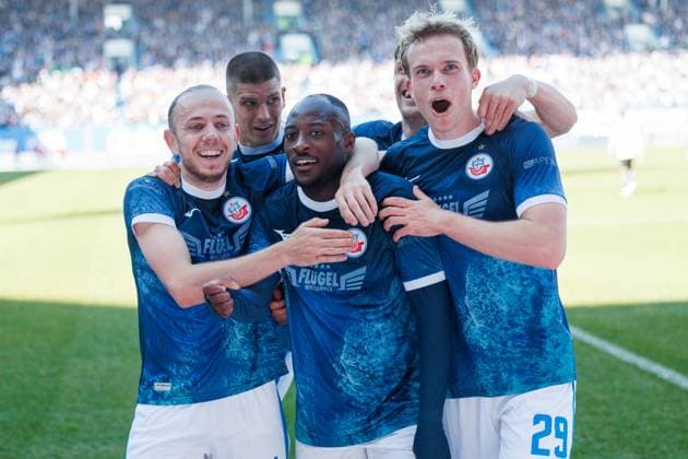 Sport Themen der Woche KW15 Sport Bilder des Tages Torjubel und Freude nach dem Tor zum 3:0 bei v.l. Adrien Lebeau (Rostock) , Jan Mejdr (Rostock), Torschütze Christian Kinsombi (Rostock) , Sigurd Haugen (Rostock) und Felix Ruschke (Rostock) ; GER, FC Hansa Rostock vs. SC Verl, Fußball, Männer, 3. Liga, 33.Spieltag, Spielzeit 2024 2025, 12.04.2025 Rostock Ostseestadion Mecklenburg - Vorpommern Deutschland *** Goal celebration and joy after the 3-0 goal by f l Adrien Lebeau Rostock , Jan Mejdr Rostock , scorer Christian Kinsombi Rostock , Sigurd Haugen Rostock and Felix Ruschke Rostock GER, FC Hansa Rostock vs SC Verl, Soccer, Men, 3 League, Matchday 33, Season 2024 2025, 12 04 2025 Rostock Ostseestadion Mecklenburg Vorpommern Germany