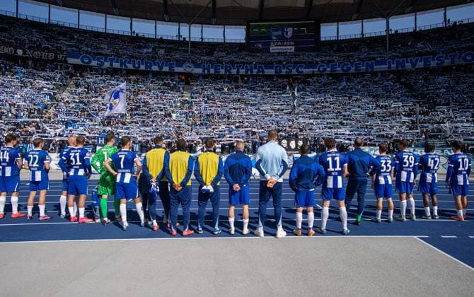Fussball, Herren, Saison 2024 2025, 2. Bundesliga (29. Spieltag), Hertha BSC - SV Darmstadt 98, Fans und Spieler von Hertha nach Abpfiff, 12.04. 2025,