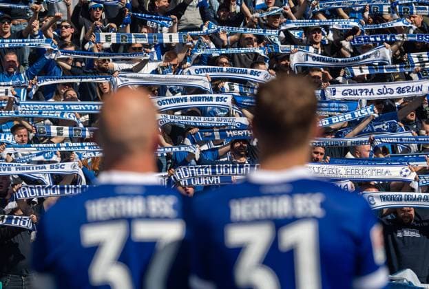 Sport Bilder des Tages Fussball, Herren, Saison 2024 2025, 2. Bundesliga (29. Spieltag), Hertha BSC - SV Darmstadt 98, Fans und Spieler von Hertha nach Abpfiff, 12.04. 2025,