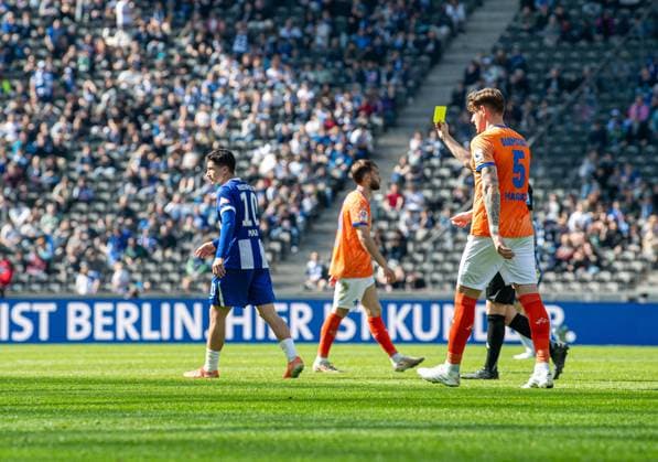 Fussball, Herren, Saison 2024 2025, 2. Bundesliga (29. Spieltag), Hertha BSC - SV Darmstadt 98, Schiedsrichter Timo Gansloweit zeigt Ibrahim Maza (Hertha BSC) die gelbe Karte, 12.04. 2025,