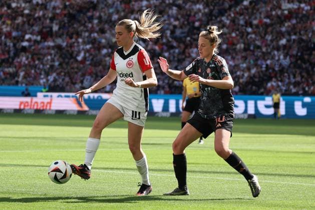 2025.04.12 xJAx Google Pixel Frauen Bundesliga Eintracht Frankfurt - FC Bayern MuÌˆnchen v.l., Laura Freigang (Eintracht Frankfurt), Carolin Simon (FC Bayern München), Zweikampf, Action, Aktion, Battles for the Ball (DFL DFB REGULATIONS PROHIBIT ANY USE OF PHOTOGRAPHS as IMAGE SEQUENCES and or QUASI-VIDEO) Copyright: JoaquimxFerreira