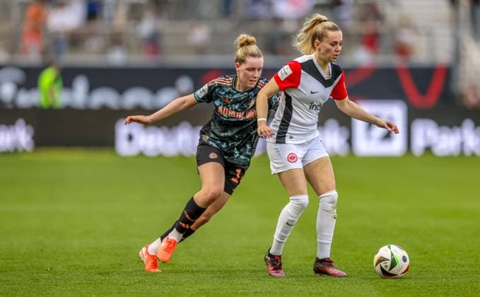 GER, Frankfurt, Eintracht Frankfurt vs FC Bayern München, Google Pixel Bundesliga, Fussball, DFB, Spielzeit 2024 2025, Deutsche-Bank-Park, 19. Spieltag, im Bild v.l.: Alara Sehitler (FC Bayern München Frauen 14), Nina Lührsen (Eintracht Frankfurt Frauen 11) DFB DFL REGULATIONS PROHIBIT ANY USE OF PHOTOGRAPHS AS IMAGE SEQUENCES AND OR QUASI-VIDEO, 12.04.2025, Copyright: HMBxMedia HendrikxHamelau
