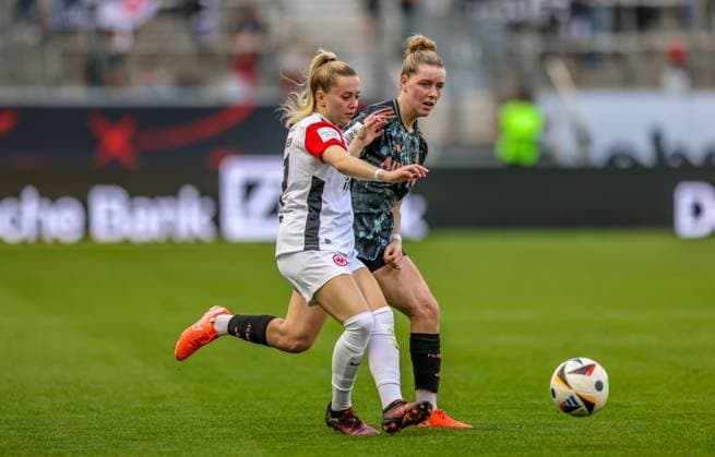 GER, Frankfurt, Eintracht Frankfurt vs FC Bayern München, Google Pixel Bundesliga, Fussball, DFB, Spielzeit 2024 2025, Deutsche-Bank-Park, 19. Spieltag, im Bild v.l.: Alara Sehitler (FC Bayern München Frauen 14), Nina Lührsen (Eintracht Frankfurt Frauen 11) DFB DFL REGULATIONS PROHIBIT ANY USE OF PHOTOGRAPHS AS IMAGE SEQUENCES AND OR QUASI-VIDEO, 12.04.2025, Copyright: HMBxMedia HendrikxHamelau