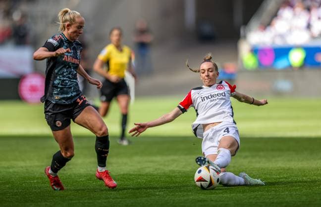 GER, Frankfurt, Eintracht Frankfurt vs FC Bayern München, Google Pixel Bundesliga, Fussball, DFB, Spielzeit 2024 2025, Deutsche-Bank-Park, 19. Spieltag, im Bild v.l.: Lea Schüller (FC Bayern München Frauen 11), Sophia Kleinherne (Eintracht Frankfurt Frauen 4) DFB DFL REGULATIONS PROHIBIT ANY USE OF PHOTOGRAPHS AS IMAGE SEQUENCES AND OR QUASI-VIDEO, 12.04.2025, Copyright: HMBxMedia HendrikxHamelau