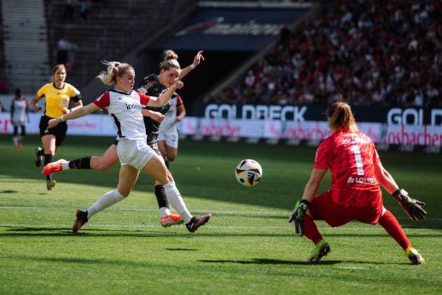 12.04.25, Frauen, Fussball, 1.BL, Saison 2024 2025, Eintracht Frankfurt - FC Bayern München, 19. Spieltag Alara Sehitler 14 von Bayern München Abschluss Frankfurt Deutsche Bank Park HE Deutschland