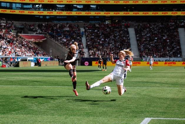 12.04.25, Frauen, Fussball, 1.BL, Saison 2024 2025, Eintracht Frankfurt - FC Bayern München, 19. Spieltag Lea Schüller 11 von Bayern München Schuss vor Nina Lührßen 11 (Eintracht Frankfurt) Frankfurt Deutsche Bank Park HE Deutschland