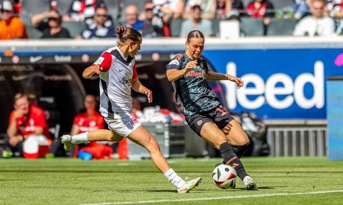 GER, Frankfurt, Eintracht Frankfurt vs FC Bayern München, Google Pixel Bundesliga, Fussball, DFB, Spielzeit 2024 2025, Deutsche-Bank-Park, 19. Spieltag, im Bild v.l.: Carlotta Wamser (Eintracht Frankfurt Frauen 30), Klara Bühl (FC Bayern München Frauen 17) DFB DFL REGULATIONS PROHIBIT ANY USE OF PHOTOGRAPHS AS IMAGE SEQUENCES AND OR QUASI-VIDEO, 12.04.2025, Copyright: HMBxMedia HendrikxHamelau