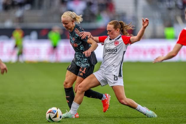 GER, Frankfurt, Eintracht Frankfurt vs FC Bayern München, Google Pixel Bundesliga, Fussball, DFB, Spielzeit 2024 2025, Deutsche-Bank-Park, 19. Spieltag, im Bild v.l.: Pernille Harder (FC Bayern München Frauen 21), Lisanne Gräwe (Eintracht Frankfurt Frauen 8) DFB DFL REGULATIONS PROHIBIT ANY USE OF PHOTOGRAPHS AS IMAGE SEQUENCES AND OR QUASI-VIDEO, 12.04.2025, Copyright: HMBxMedia HendrikxHamelau