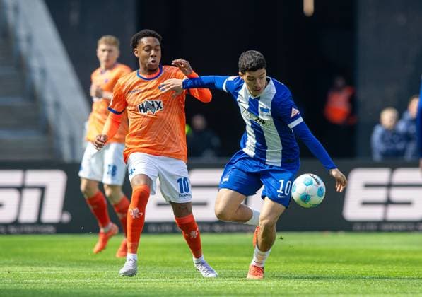 Fussball, Herren, Saison 2024 2025, 2. Bundesliga (29. Spieltag), Hertha BSC - SV Darmstadt 98, v.l. Jean-Paul Boetius (Darmstadt 98), Ibrahim Maza (Hertha BSC), 12.04. 2025,