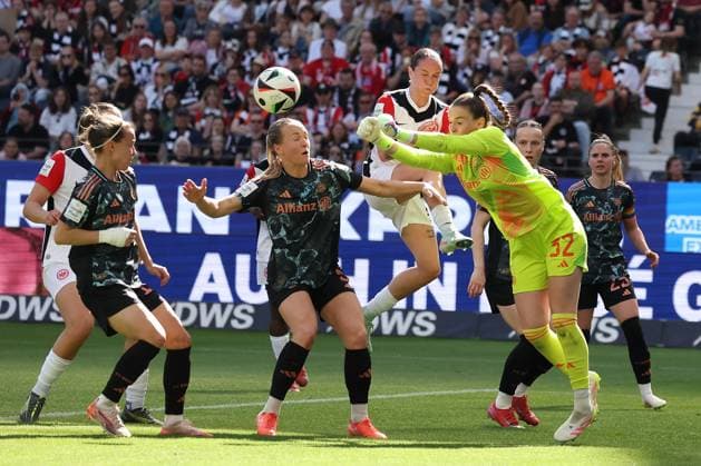 2025.04.12 xJAx Google Pixel Frauen Bundesliga Eintracht Frankfurt - FC Bayern MuÌˆnchen v.l., Torhüterin Ena Mahmutovic (FC Bayern München) klärt vor GÃ raldine Reuteler (Eintracht Frankfurt) (DFL DFB REGULATIONS PROHIBIT ANY USE OF PHOTOGRAPHS as IMAGE SEQUENCES and or QUASI-VIDEO) Copyright: JoaquimxFerreira