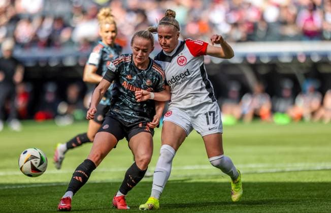 GER, Frankfurt, Eintracht Frankfurt vs FC Bayern München, Google Pixel Bundesliga, Fussball, DFB, Spielzeit 2024 2025, Deutsche-Bank-Park, 19. Spieltag, im Bild v.l.: Lea Schüller (FC Bayern München Frauen 11), Pia Sophie-Wolter (Eintracht Frankfurt Frauen 17) DFB DFL REGULATIONS PROHIBIT ANY USE OF PHOTOGRAPHS AS IMAGE SEQUENCES AND OR QUASI-VIDEO, 12.04.2025, Copyright: HMBxMedia HendrikxHamelau