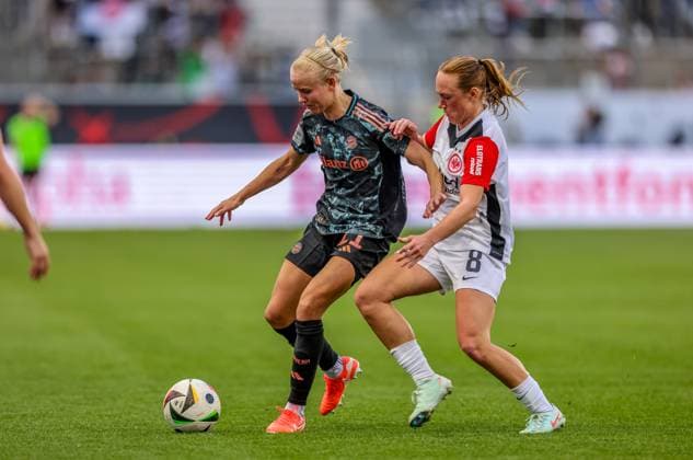 GER, Frankfurt, Eintracht Frankfurt vs FC Bayern München, Google Pixel Bundesliga, Fussball, DFB, Spielzeit 2024 2025, Deutsche-Bank-Park, 19. Spieltag, im Bild v.l.: Pernille Harder (FC Bayern München Frauen 21), Lisanne Gräwe (Eintracht Frankfurt Frauen 8) DFB DFL REGULATIONS PROHIBIT ANY USE OF PHOTOGRAPHS AS IMAGE SEQUENCES AND OR QUASI-VIDEO, 12.04.2025, Copyright: HMBxMedia HendrikxHamelau