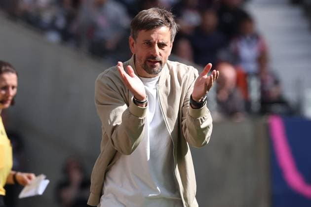 2025.04.12 xJAx Google Pixel Frauen Bundesliga Eintracht Frankfurt - FC Bayern MuÌˆnchen v.l., Trainer Niko Arnautis (Eintracht Frankfurt) gibt Anweisungen, gestikuliert, mit den Armen gestikulieren gives instructions, gesticulate. (DFL DFB REGULATIONS PROHIBIT ANY USE OF PHOTOGRAPHS as IMAGE SEQUENCES and or QUASI-VIDEO) Copyright: JoaquimxFerreira