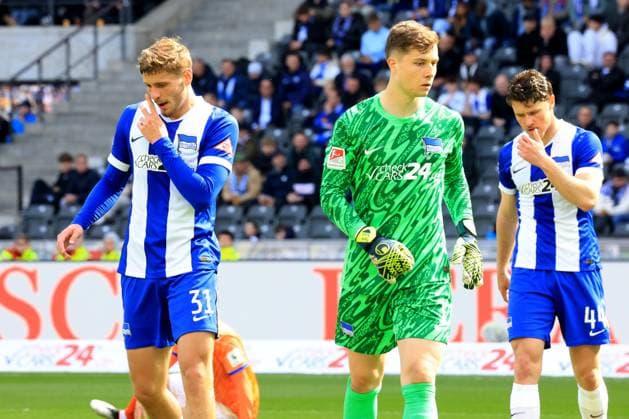 DEU, DFL, 2. FBL, Hertha BSC vs. SV Darmstadt 98, 12.04.2025, Berliner Olympiastadion, Berlin, DEU, DFL, 2. FBL, Hertha BSC vs. SV Darmstadt 98, im Bild Marton Dardai (Hertha BSC Berlin 31), Tjark Ernst (Hertha BSC Berlin 1), Linus Gechter (Hertha BSC Berlin 44) DFL - regulations prohibit any use of Photographs as image sequences and or quasi-video Foto: Juergen Engler nordphoto GmbH