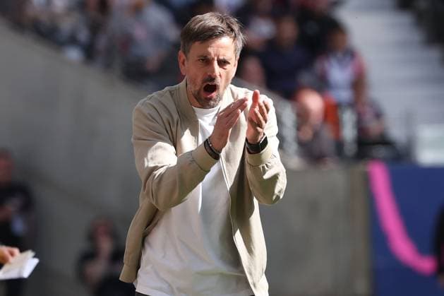 2025.04.12 xJAx Google Pixel Frauen Bundesliga Eintracht Frankfurt - FC Bayern MuÌˆnchen v.l., Trainer Niko Arnautis (Eintracht Frankfurt) gibt Anweisungen, gestikuliert, mit den Armen gestikulieren gives instructions, gesticulate. (DFL DFB REGULATIONS PROHIBIT ANY USE OF PHOTOGRAPHS as IMAGE SEQUENCES and or QUASI-VIDEO) Copyright: JoaquimxFerreira
