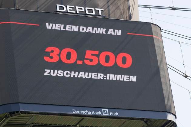 Google Pixel Frauen-Bundesliga: Eintracht Frankfurt - FC Bayern München, 12.04.2025 30.500 Zuschauer, BEsucher, Fans im Stadion, Eintracht Frankfurt - FC Bayern München, Frankfurt, Deutsche Bank Park, 12.4.2025 Copyright: xBEAUTIFULxSPORTS Gawlikx