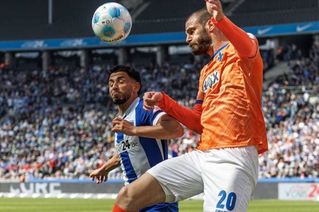 Berlin,12.4.25, Fussball, 2.Bundesliga, 29. Spieltag, Hertha BSC - SV Darmstadt 98, Olympiastadion. Berlins Kevin Sessa kaempft gegen Vukotic Aleksandar von SV Darmstadt 98 um den Ball. DFL regulations and DFB regulations prohibit any use of photographs as image sequences and or quasi-video, Foto: Andreas Gora Hertha BSC - SV Darmstadt 98