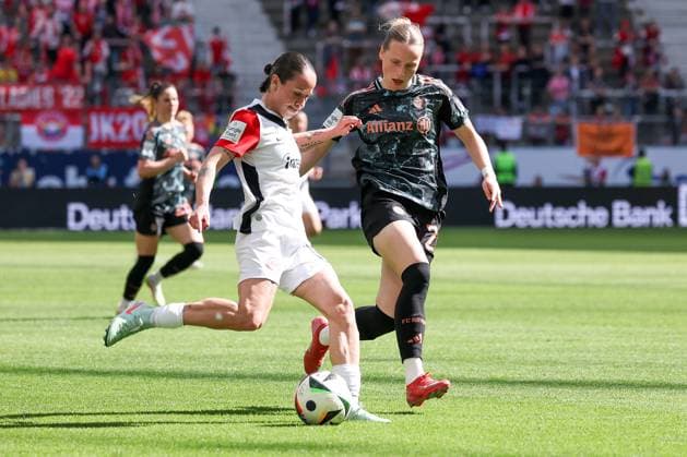 2025.04.12 xJAx Google Pixel Frauen Bundesliga Eintracht Frankfurt - FC Bayern MuÌˆnchen v.l., GÃ raldine Reuteler (Eintracht Frankfurt), Franziska Kett (FC Bayern München) in aktion, in action, (DFL DFB REGULATIONS PROHIBIT ANY USE OF PHOTOGRAPHS as IMAGE SEQUENCES and or QUASI-VIDEO) Copyright: JoaquimxFerreira