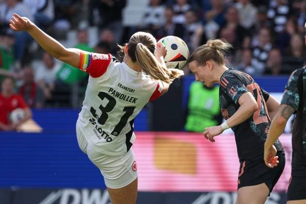 2025.04.12 xJAx Google Pixel Frauen Bundesliga Eintracht Frankfurt - FC Bayern MuÌˆnchen v.l., Carlotta Wamser (Eintracht Frankfurt), Franziska Kett (FC Bayern München), Zweikampf, Action, Aktion, Battles for the Ball (DFL DFB REGULATIONS PROHIBIT ANY USE OF PHOTOGRAPHS as IMAGE SEQUENCES and or QUASI-VIDEO) Copyright: JoaquimxFerreira