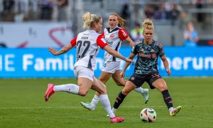 GER, Frankfurt, Eintracht Frankfurt vs FC Bayern München, Google Pixel Bundesliga, Fussball, DFB, Spielzeit 2024 2025, Deutsche-Bank-Park, 19. Spieltag, im Bild v.l.: Nadine Riesen (Eintracht Frankfurt Frauen 22), Linda Dallmann (FC Bayern München Frauen 10) DFB DFL REGULATIONS PROHIBIT ANY USE OF PHOTOGRAPHS AS IMAGE SEQUENCES AND OR QUASI-VIDEO, 12.04.2025, Copyright: HMBxMedia HendrikxHamelau