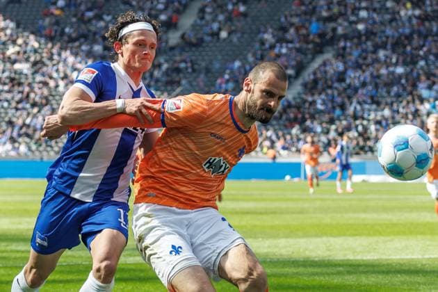 Sport Bilder des Tages Berlin,12.4.25, Fussball, 2.Bundesliga, 29. Spieltag, Hertha BSC - SV Darmstadt 98, Olympiastadion. Berlins Fabian Reese kaempft gegen Vukotic Aleksandar von SV Darmstadt 98 um den Ball. DFL regulations and DFB regulations prohibit any use of photographs as image sequences and or quasi-video, Foto: Andreas Gora Hertha BSC - SV Darmstadt 98