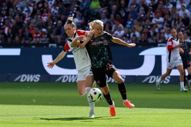 Frankfurt, Deutschland 12. April 2025: 1. BL - Frauen - 2024 2025 - Eintracht Frankfurt vs. FC Bayern München Im Bild: v.li. im Zweikampf Sophia Kleinherne (Eintracht Frankfurt) und Pernille Harder (FC Bayern) DFB regulations prohibit any use of photographs as image sequences and or quasi-video Deutsche Bank Park Hessen Copyright: xFotostandx xFantinix