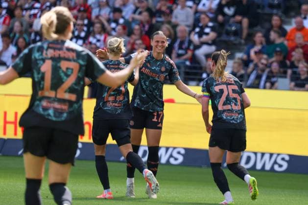 Frankfurt, Deutschland 12. April 2025: 1. BL - Frauen - 2024 2025 - Eintracht Frankfurt vs. FC Bayern München Im Bild: Torschützin Klara Bühl Buehl (FC Bayern) macht das Tor zum 2:0 für FC Bayern und jubelt mit ihren Mannschaftskolleginnen DFB regulations prohibit any use of photographs as image sequences and or quasi-video Deutsche Bank Park Hessen Copyright: xFotostandx xFantinix