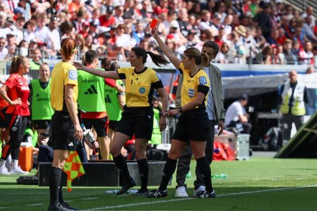 Frankfurt, Deutschland 12. April 2025: 1. BL - Frauen - 2024 2025 - Eintracht Frankfurt vs. FC Bayern München Im Bild: Co-Trainer Christos Arnautis (Eintracht Frankfurt) sieht nach seiner Beschwerde gegen die Torentscheidung zugunsten vom FC Bayern die rote Karte durch die Schiedsrichterin DFB regulations prohibit any use of photographs as image sequences and or quasi-video Deutsche Bank Park Hessen Copyright: xFotostandx xFantinix