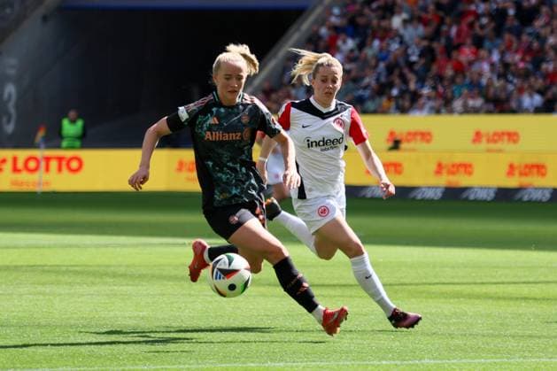 Frankfurt, Deutschland 12. April 2025: 1. BL - Frauen - 2024 2025 - Eintracht Frankfurt vs. FC Bayern München Im Bild: v.li. im Zweikampf Lea Schüller Schueller (FC Bayern) und Nina Lührßen Luehrssen (Eintracht Frankfurt) DFB regulations prohibit any use of photographs as image sequences and or quasi-video Deutsche Bank Park Hessen Copyright: xFotostandx xFantinix