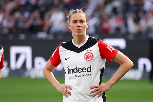2025.04.12 xJAx Google Pixel Frauen Bundesliga Eintracht Frankfurt - FC Bayern MuÌˆnchen v.l., Laura Freigang (Eintracht Frankfurt), enttaeuscht, enttaeuscht schauend, dissapointed, traurig, frustiert, frust, gefrustet nach Spielende (DFL DFB REGULATIONS PROHIBIT ANY USE OF PHOTOGRAPHS as IMAGE SEQUENCES and or QUASI-VIDEO) Copyright: JoaquimxFerreira