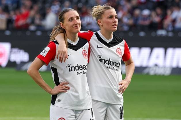 2025.04.12 xJAx Google Pixel Frauen Bundesliga Eintracht Frankfurt - FC Bayern München v.l., Lara Prasnikar (Eintracht Frankfurt) und Laura Freigang (Eintracht Frankfurt) enttaeuscht, enttaeuscht schauend, dissapointed, traurig, frustiert, frust, gefrustet, bedankt sich bei den Fans, bedanken, Dank. Mannschaft nach dem Spiel, after the match bedankt sich bei den Fans, applauds the fans (DFL DFB REGULATIONS PROHIBIT ANY USE OF PHOTOGRAPHS as IMAGE SEQUENCES and or QUASI-VIDEO) Copyright: JoaquimxFerreira