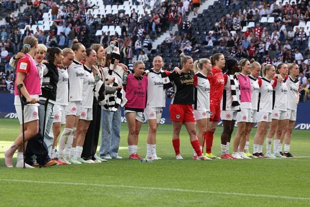 2025.04.12 xJAx Google Pixel Frauen Bundesliga Eintracht Frankfurt - FC Bayern MuÌˆnchen v.l., Eintracht Frankfurt bedankt sich bei den Fans, bedanken, Dank. Mannschaft nach dem Spiel, after the match bedankt sich bei den Fans, applauds the fans (DFL DFB REGULATIONS PROHIBIT ANY USE OF PHOTOGRAPHS as IMAGE SEQUENCES and or QUASI-VIDEO) Copyright: JoaquimxFerreira