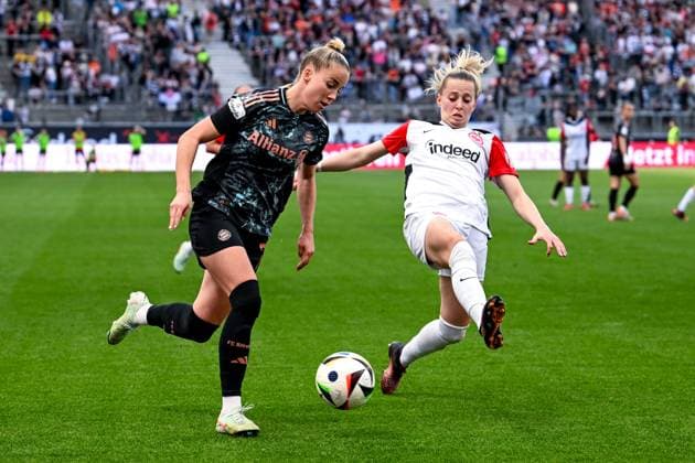 Giulia Gwinn (FC Bayern München 7) im Zweikampf mit Nina Lührßen Lührssen (Eintracht Frankfurt 11), GER, Eintracht Frankfurt vs. FC Bayern Muenchen, Fussball, Google Pixel Frauen Bundesliga, 19. Spieltag, Saison 2024 2025, 12.04.2025. DFB REGULATIONS PROHIBIT ANY USE OF PHOTOGRAPHS as IMAGE SEQUENCES and or QUASI-VIDEO. GER, Eintracht Frankfurt vs. FC Bayern Muenchen, Fussball, Google Pixel Frauen Bundesliga, 19. Spieltag, Saison 2024 2025, 12.04.2025. Frankfurt Copyright: xEibner-Pressefoto FlorianxWiegandx EP_FWD