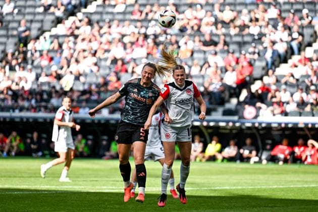 Magdalena Eriksson (FC Bayern München 5) im Zweikampf mit Laura Freigang (Eintracht Frankfurt 10), GER, Eintracht Frankfurt vs. FC Bayern Muenchen, Fussball, Google Pixel Frauen Bundesliga, 19. Spieltag, Saison 2024 2025, 12.04.2025. DFB REGULATIONS PROHIBIT ANY USE OF PHOTOGRAPHS as IMAGE SEQUENCES and or QUASI-VIDEO. GER, Eintracht Frankfurt vs. FC Bayern Muenchen, Fussball, Google Pixel Frauen Bundesliga, 19. Spieltag, Saison 2024 2025, 12.04.2025. Frankfurt Copyright: xEibner-Pressefoto FlorianxWiegandx EP_FWD