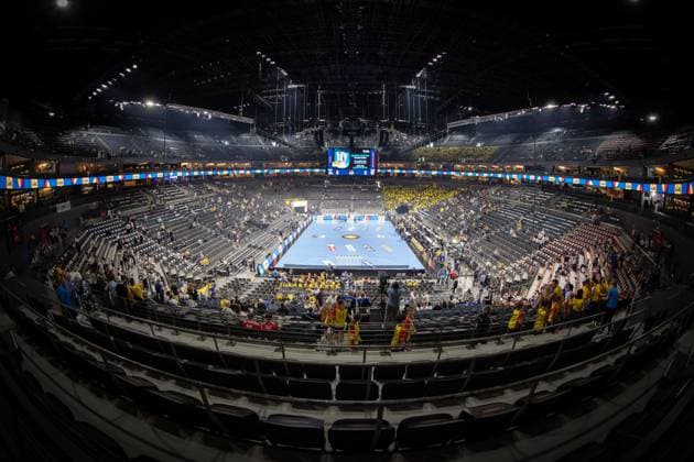 Sport Bilder des Tages . Die Lanxess-Arena Innenansicht waehrend des Lidl Final4-Halbfinal-Spiel zwischen THW Kiel und Rhein Neckar Loewen, Lanxess Arena am 12. April 2025 in Koeln, Deutschland. (Foto von Mario Hommes DeFodi Images) +++ . The Lanxess-Arena general view inside the stadium during the Lidl Final4-Halffinal-Match match between THW Kiel and Rhein-Neckar Loewen at Lanxess-Arena on April 12, 2025 in Cologne, Germany. (Photo by Mario Hommes DeFodi Images) (Photo by Mario Hommes DeFodi Images) *** The Lanxess Arena general view inside the stadium during the Lidl Final4 Halffinal Match match between THW Kiel and Rhein Neckar Loewen, Lanxess Arena on April 12, 2025 in Cologne, Germany Photo by Mario Hommes DeFodi Images The Lanxess Arena general view inside the stadium during the Lidl Final4 Halffinal Match match between THW Kiel and Rhein Neckar Loewen at Lanxess Arena on April 12, 2025 in Cologne, Germany Photo by Mario Hommes DeFodi Images Photo by Mario Hommes DeFodi Images
