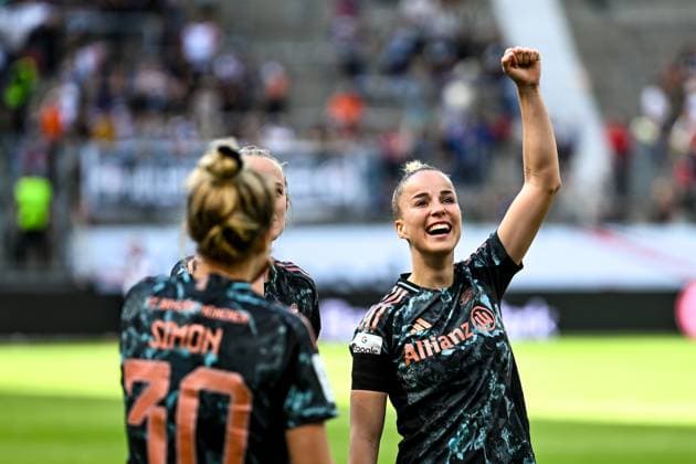 Giulia Gwinn (FC Bayern München 7) jubelt nach dem Sieg, GER, Eintracht Frankfurt vs. FC Bayern Muenchen, Fussball, Google Pixel Frauen Bundesliga, 19. Spieltag, Saison 2024 2025, 12.04.2025. DFB REGULATIONS PROHIBIT ANY USE OF PHOTOGRAPHS as IMAGE SEQUENCES and or QUASI-VIDEO. GER, Eintracht Frankfurt vs. FC Bayern Muenchen, Fussball, Google Pixel Frauen Bundesliga, 19. Spieltag, Saison 2024 2025, 12.04.2025. Frankfurt Copyright: xEibner-Pressefoto FlorianxWiegandx EP_FWD