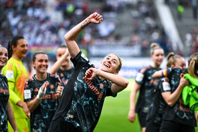 Carolin Simon (FC Bayern München 30) jubelt nach dem Sieg, GER, Eintracht Frankfurt vs. FC Bayern Muenchen, Fussball, Google Pixel Frauen Bundesliga, 19. Spieltag, Saison 2024 2025, 12.04.2025. DFB REGULATIONS PROHIBIT ANY USE OF PHOTOGRAPHS as IMAGE SEQUENCES and or QUASI-VIDEO. GER, Eintracht Frankfurt vs. FC Bayern Muenchen, Fussball, Google Pixel Frauen Bundesliga, 19. Spieltag, Saison 2024 2025, 12.04.2025. Frankfurt Copyright: xEibner-Pressefoto FlorianxWiegandx EP_FWD