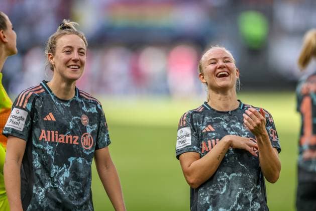 GER, Frankfurt, Eintracht Frankfurt vs FC Bayern München, Google Pixel Bundesliga, Fussball, DFB, Spielzeit 2024 2025, Deutsche-Bank-Park, 19. Spieltag, im Bild v.l.: im Bild: Spielerinnen vom FC Bayern München jubeln nach dem Spiel, mit Pernille Harder (FC Bayern München Frauen 21) DFB DFL REGULATIONS PROHIBIT ANY USE OF PHOTOGRAPHS AS IMAGE SEQUENCES AND OR QUASI-VIDEO, 12.04.2025, Copyright: HMBxMedia HendrikxHamelau