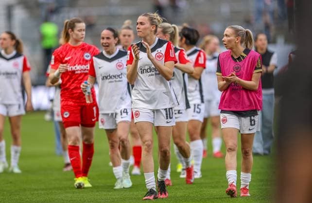 GER, Frankfurt, Eintracht Frankfurt vs FC Bayern München, Google Pixel Bundesliga, Fussball, DFB, Spielzeit 2024 2025, Deutsche-Bank-Park, 19. Spieltag, im Bild: enttäuschte Spielerinnen von Eintracht Frankfurt nach dem Spiel gegen Bayern DFB DFL REGULATIONS PROHIBIT ANY USE OF PHOTOGRAPHS AS IMAGE SEQUENCES AND OR QUASI-VIDEO, 12.04.2025, Copyright: HMBxMedia HendrikxHamelau